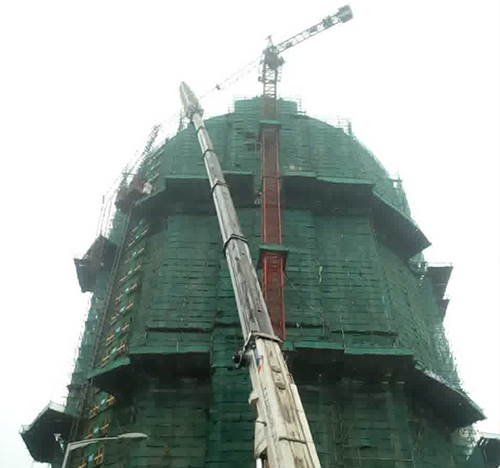 小金吊车在工地上作业